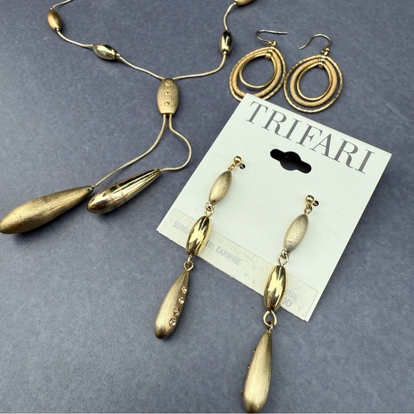 Trifari Gold Necklace and Earrings Set - Picture 16 of 16